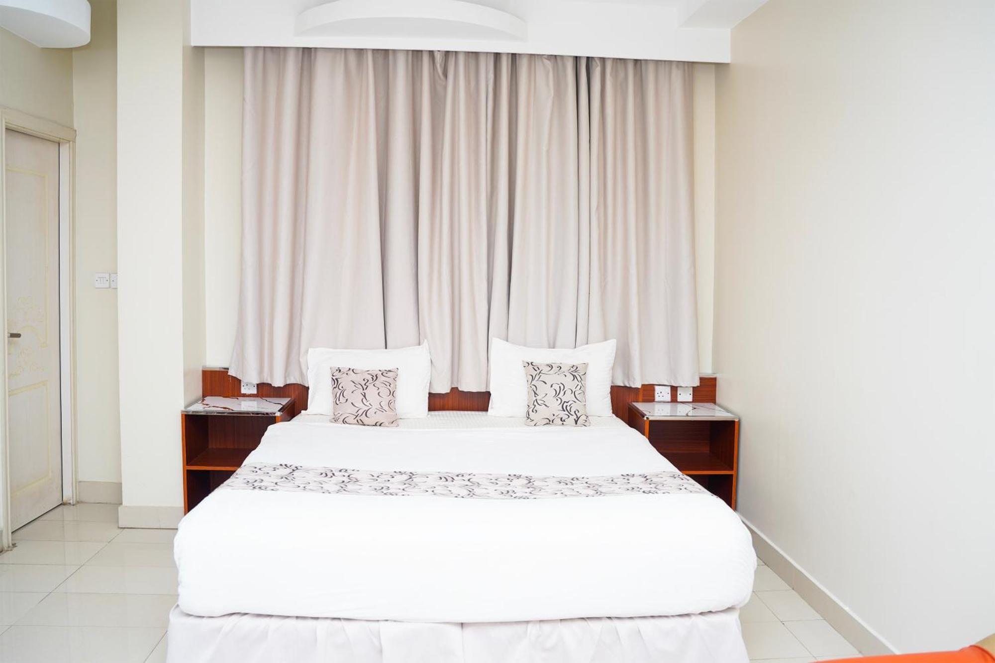 Al Bayrahaa Hotel Apartments Seeb Esterno foto
